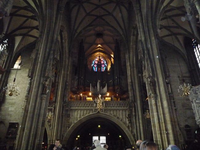 シュテファン寺院<br /><br />後ろを振り返ると立派なパイプオルガン