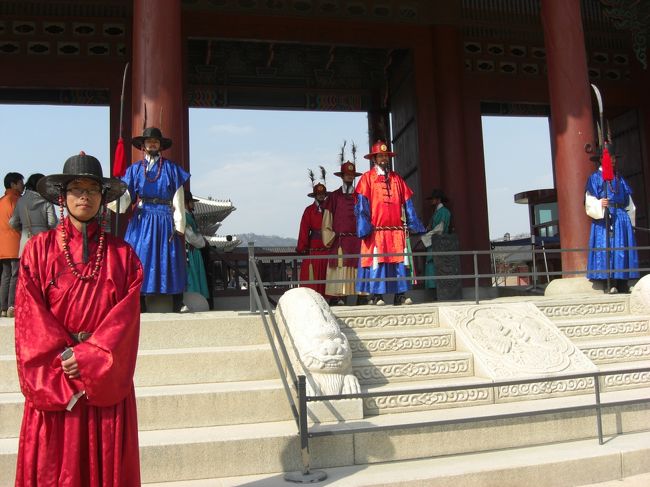 門を出ると・・・<br />うわぁ！ビックリ\(◎o◎)／！<br /><br />門番さんが立っていた!(^^)!<br />