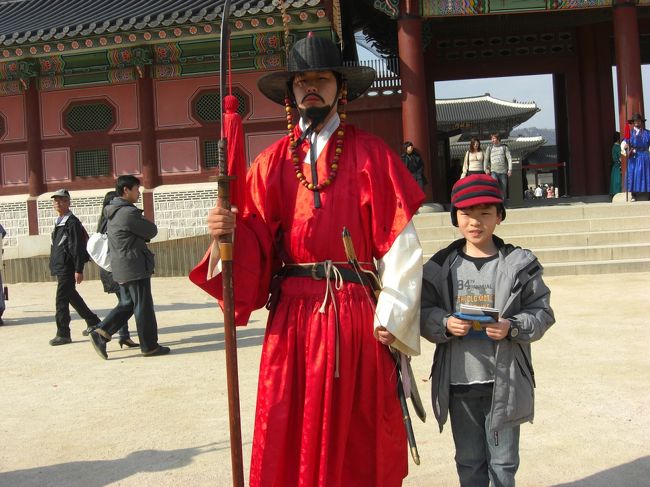 門番さんと写真を撮ってもらいました〜(^^♪<br /><br />でも、無表情・・・