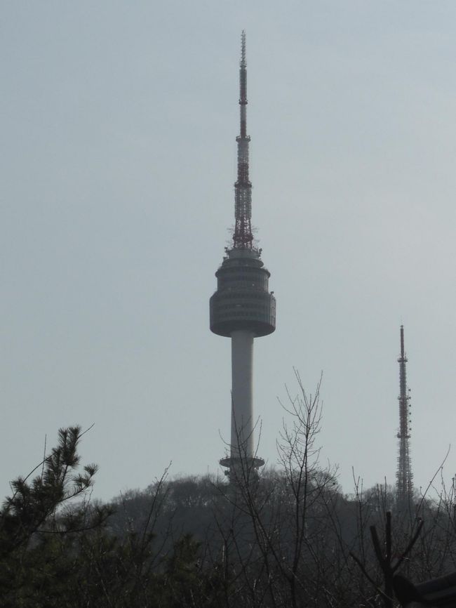 次はバスで明洞（ミョンドン）へ。<br /><br />バス車内から撮った南山（ナムサン）タワー(^^♪<br />