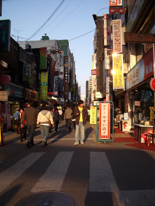 明洞だ〜(^^♪<br />２ヶ月ぶりだね〜♪<br />相変わらずすごい人！！！<br />〜〜〜〜〜〜〜〜〜〜〜〜〜〜〜〜〜〜〜〜〜〜〜〜<br />(お知らせ）<br />残念ながら明洞で撮った写真はこれだけなんです・・・　ご了承くださいm(__)m<br /><br />