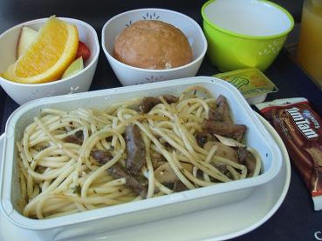機内食出てきましたよ〜♪<br /><br />パスタorご飯選べて、パスタにしてみました。<br /><br />牛肉入りのペペロンチーノ風のパスタ<br />フルーツ＋フランスパン＋チョコバーです。<br /><br />パスタは脂っこくて、しつこい感じでしたが(^_^;)