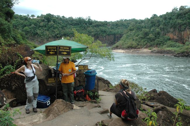 ボートツアーは右側、サン・マルティン島への渡し船は左側。<br />ミネラル・ウォーターも売っていておいしそうに彼女は飲んでいます。2.5ペソ。