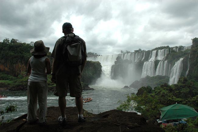 滝を見つめる親子