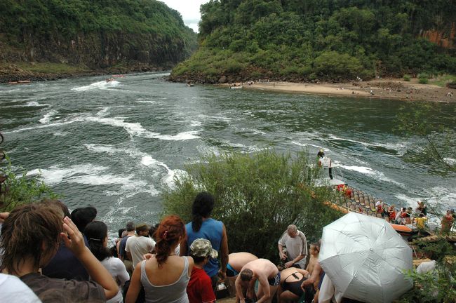 渡し船に乗るために結構並んでいます。<br />中央下にボート・ツアーを終えた乗客の皆さん。<br />しっかり水着を装着していたんですね。
