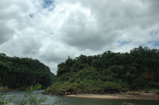 サン・マルティン島からの帰りの船を待つ行列が見えます。