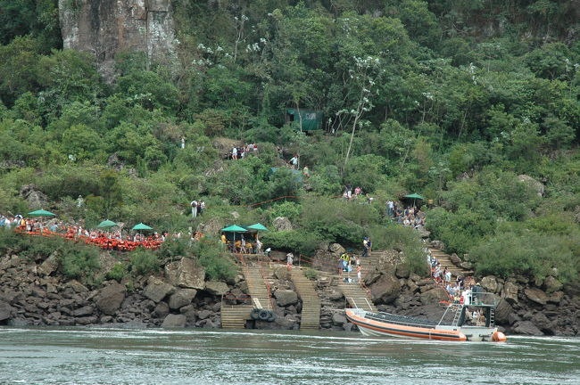 結局30分位並んでやっと乗船。<br />並んだ行列は右側。<br />木で隠れていますが上の方まで続いています。