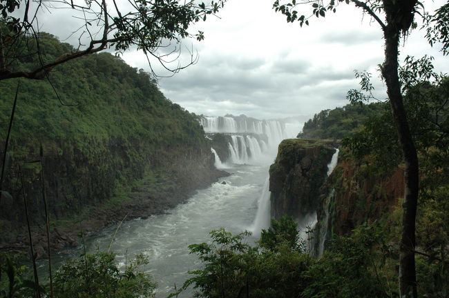 サン・マルティン島上陸のあと、80ｍ位の上りの階段。<br />上り切ってから少し進むと奥には「悪魔の喉笛」が見えます。