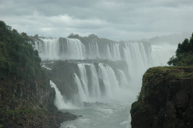 中央に見えるのはブラジル滝の遊歩道。<br />二段の滝の間を通ってるー！