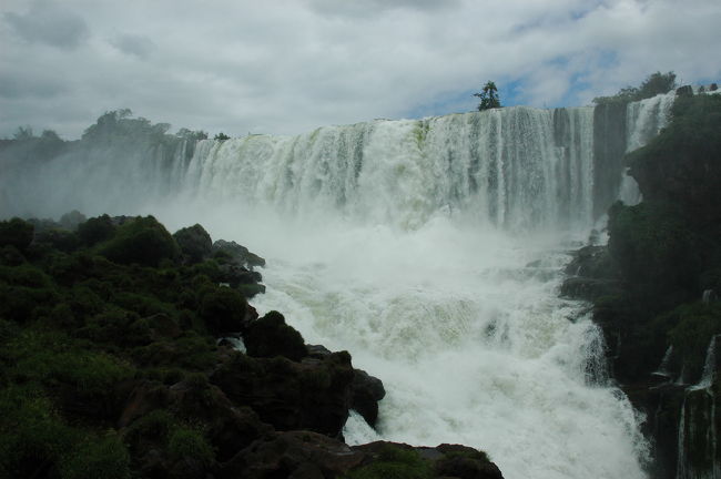 轟音を響かせる滝がすぐそこに！<br />凄い迫力！