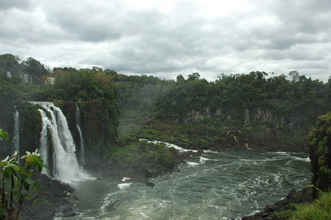 正面の中央あたり、横に進む人が見えるのがCircuito Inferior（ロウアー・トレイル）