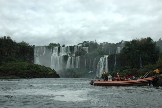 ライフジャケットを装着をして3〜4分間の乗船です。