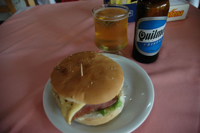 遅ーい昼ごはんは、ハンバーガー18ペソとキルメス7ペソ（1ペソ≒27円）