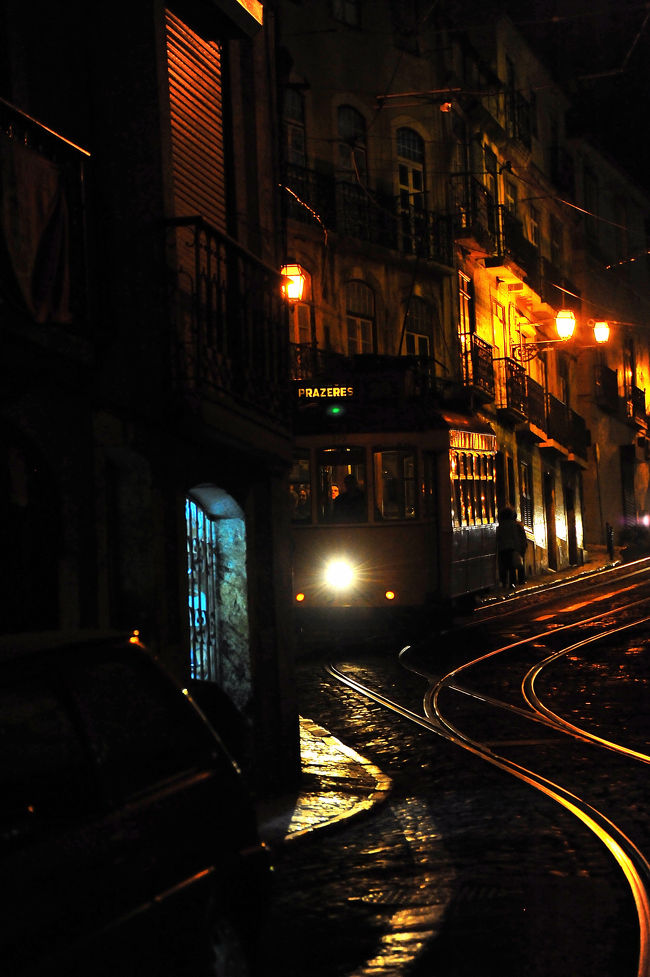 市電が走って来ます。<br />自然石の路面と、<br />鉄のレールが鈍く光ります。