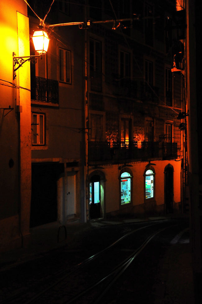 撮影ポイント近くです。<br />暗い道を歩きます。<br /><br />この暗さ！いいです！<br />吸い込まれるような闇と、<br />わずかな光。