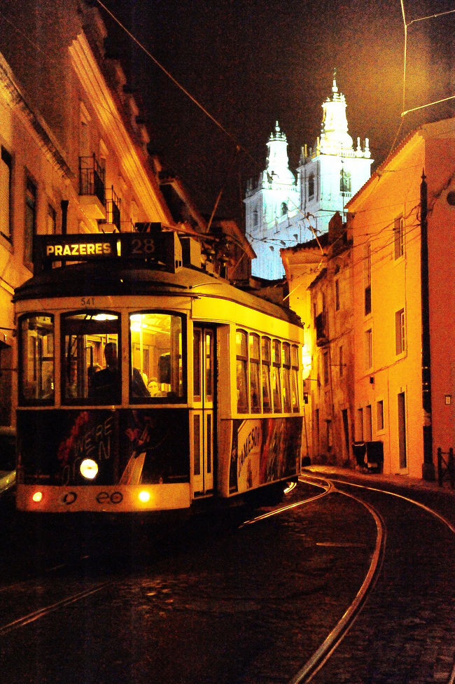 このタイミングです。<br />背後のライトアップされた教会をフレームに入れ、<br />なおかつ市電の前面と側面をある程度以上の大きさで撮影できるのは、この立ち位置と焦点距離・アングル、そしてこのタイミングだけです。