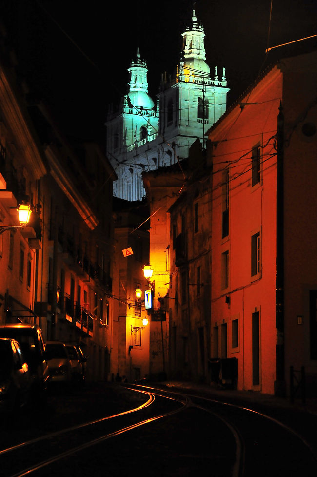 この画面の一番奥、<br />まるで細い路地のように見えるところから、<br />市電が「湧き出て」きます。