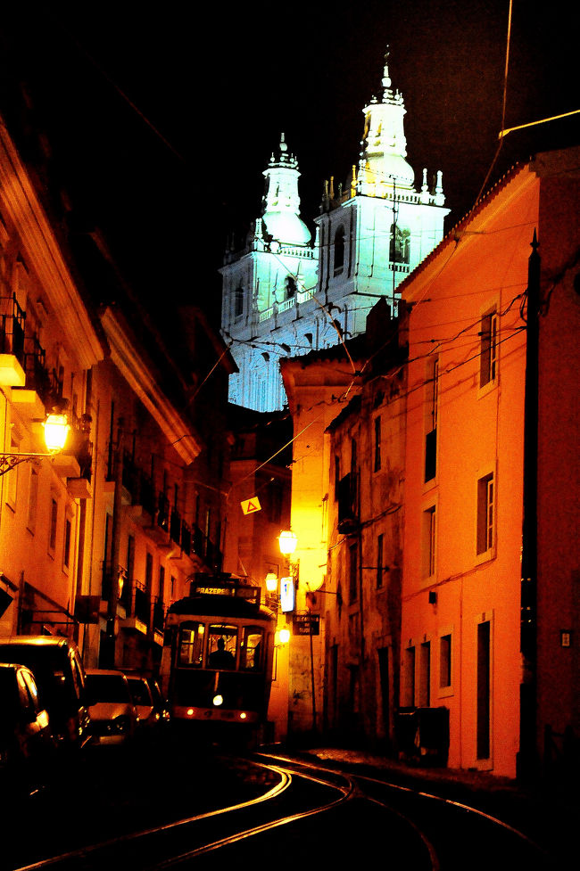 二人が私の後方に歩き去ってすぐに、<br />市電が来ました。