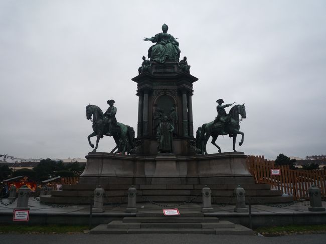 自然史博物館前のマリア・テレジア像