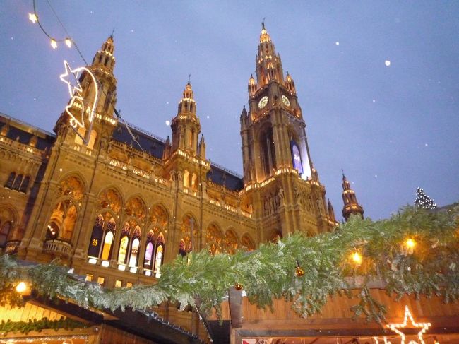 市庁舎前<br /><br />どんどんライトアップされていく！