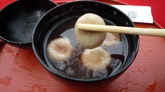 　で、まずひと口。<br /><br />　そばでした。ムチッとした食感だ、メズラ〜だ。