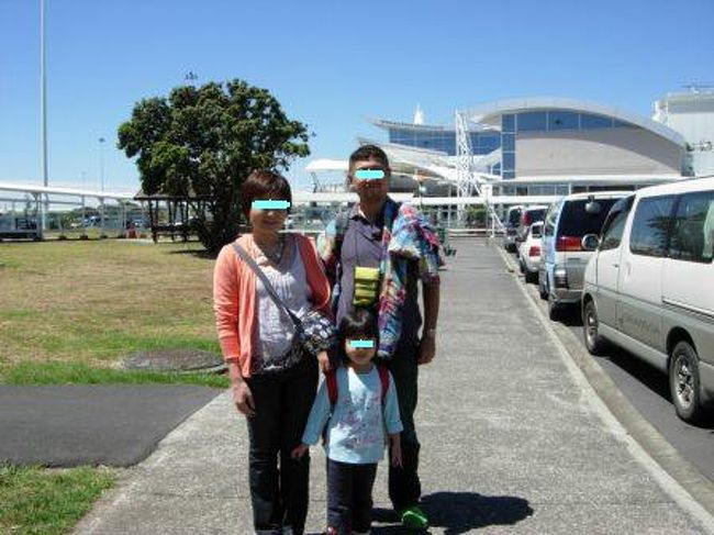 上海→成田→クライストチャーチ→オークランドと乗り継ぎ。<br /><br />オークランド国際空港につきました。<br /><br />あたたかーい！<br /><br />飛行機は乗り慣れている娘ですが、<br />さすがにここまでの長距離は初めて。<br />どうにか夜もぐっすり眠ってくれて、トラブルなくたどり着きました。<br />