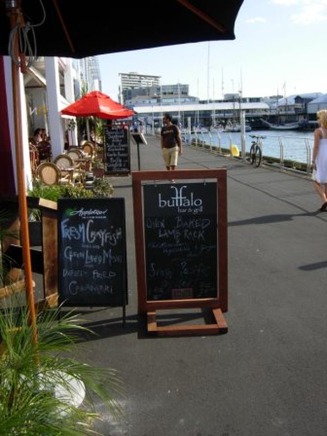 海を見ながら夕食としました。<br /><br />ヒルトンホテル近くの「Buffalo」というレストラン。<br /><br />ボリューム満点でした。<br />