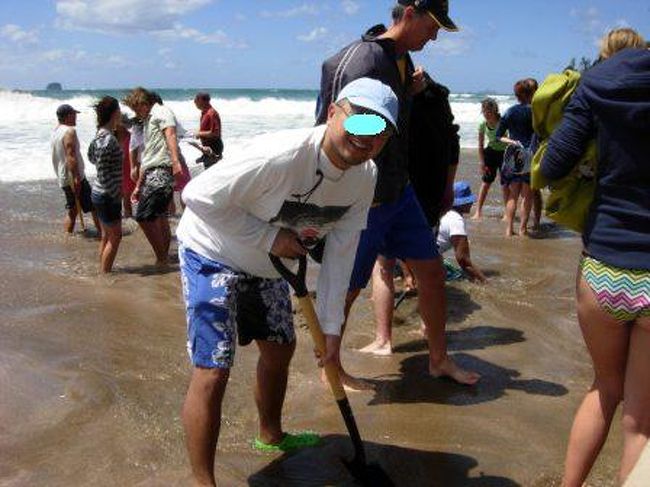海岸のあるポイントを掘ると、熱いお湯が出てきます。さあ、頑張って掘って温泉つくるぞー。
