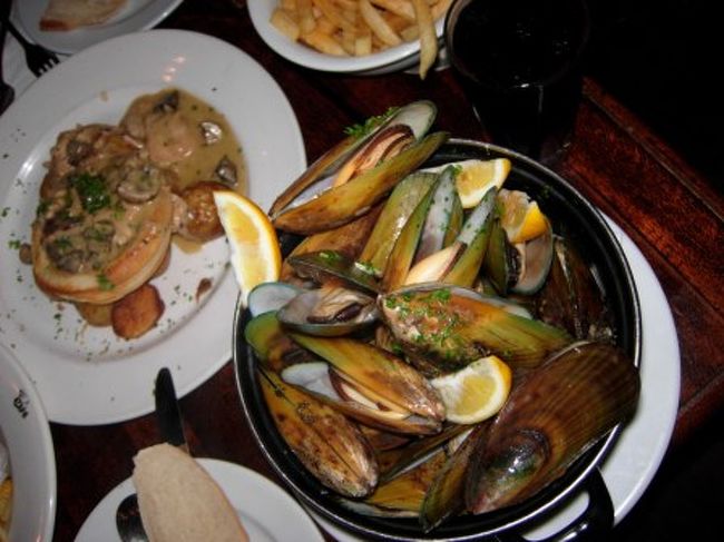 オークランドに戻ってきました。<br /><br />夕食は「オキシデンタル」というベルギーカフェレストランで。<br /><br />ロブスターとブランデービスクで味付けされたマッスル貝をオーダー。これが半端じゃない多さ！！<br />しかも超美味しい。<br />思う存分食べさせていただきました。<br />