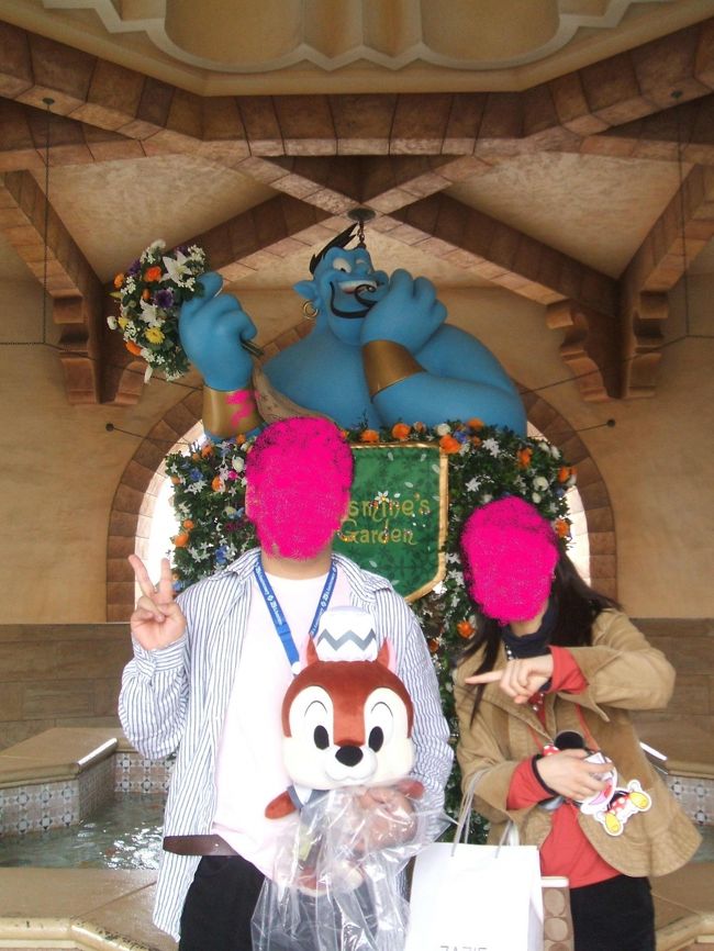 　この日は若干、ブルーな気持ちでディズニーリゾートに到着でした・・・<br />　理由は、ディズニーに向かう途中にスピード違反で捕まってしまったからです。ついつい久々のディズーにお出かけということで飛ばしちゃったのかな・・・<br />　到着後は今夜の宿、ディズニーアンバサダーホテルにチェックインして荷物を預けて本日はシーへＧＯ♪<br />　夕方からもう１名合流するまで２人でシーを満喫です。やっちゃんに抱かれて写っている人形は５００円で出来るゲームでゲットした商品です。