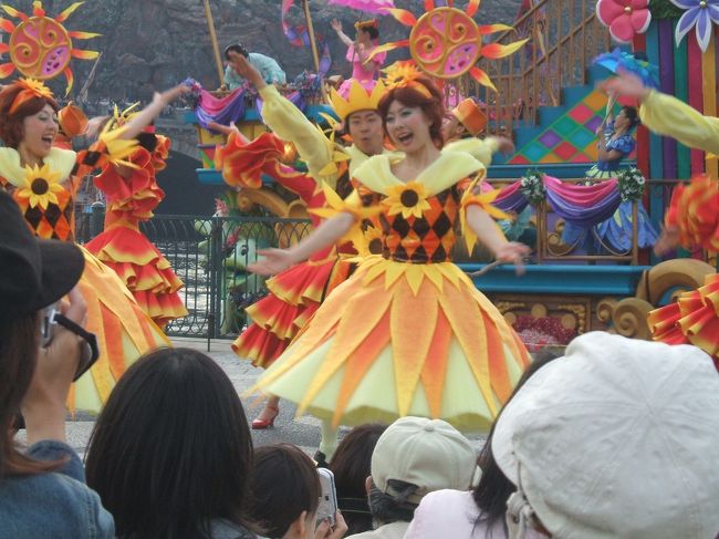 　午後のショーを見るまでは昼食を食べたり、アトラクションに乗ってシーを満喫しました。<br />　ショーの始まる少し前に場所をキープする為に座り込みます。<br />　なぜここの場所にするかは後ほどわかります。