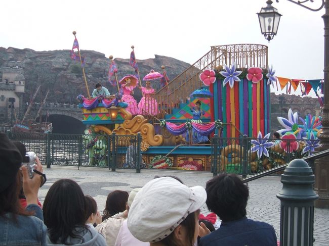 　いよいよスプリングカーニバル「フェアリーズ・プリマヴェーラ」の始まりです♪<br />　このショーは、新しい季節を届ける妖精たちがディズニーシーに春を届けにきて、春を待ちわびていた港町は歓喜に満ち溢れて喜び、ディズニーキャラクターたちもお祝いにかけつけてきたというものです。<br />　これは観客も参加して途中に踊れます。普段、踊ったりしないのにすっかりディズニーマジックにかかりダンサーさんの振る付けを真似して踊ってました（笑）<br />