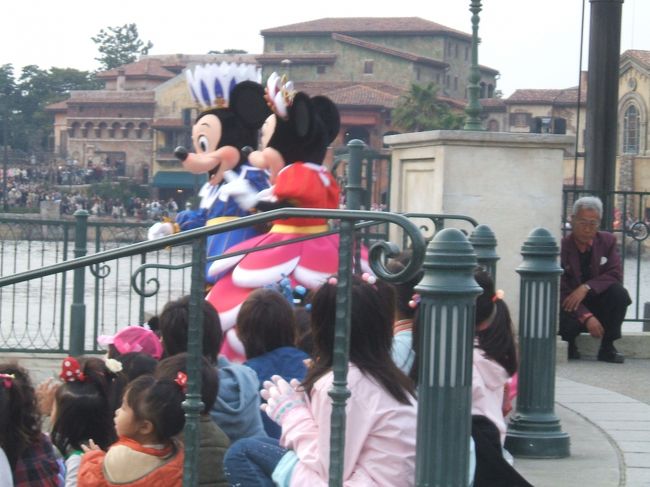 　なぜこの場所にしたかの正解はこれです。この場所はミッキー＆ミニーが登場する場所だからです。<br />　他にも何ヶ所か場所があって各キャラクターが登場します。