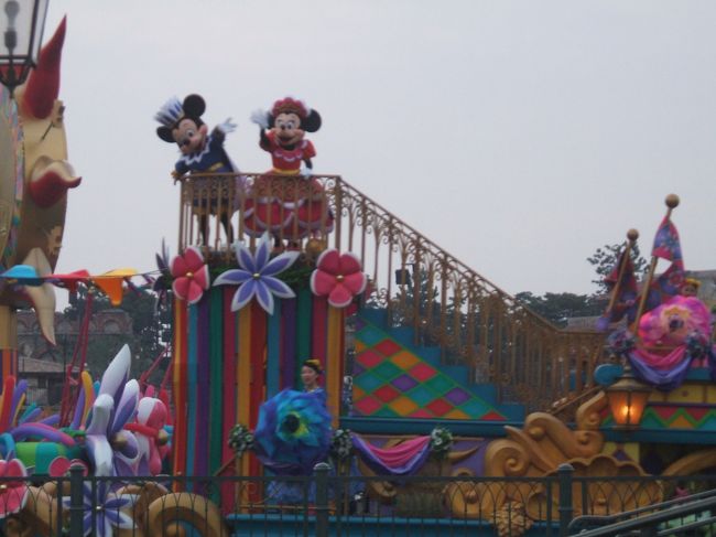 　最後にもう一度、ミッキー＆ミニーが登場してショーが終了です。<br />　流れてくる音楽も良く楽しみました♪