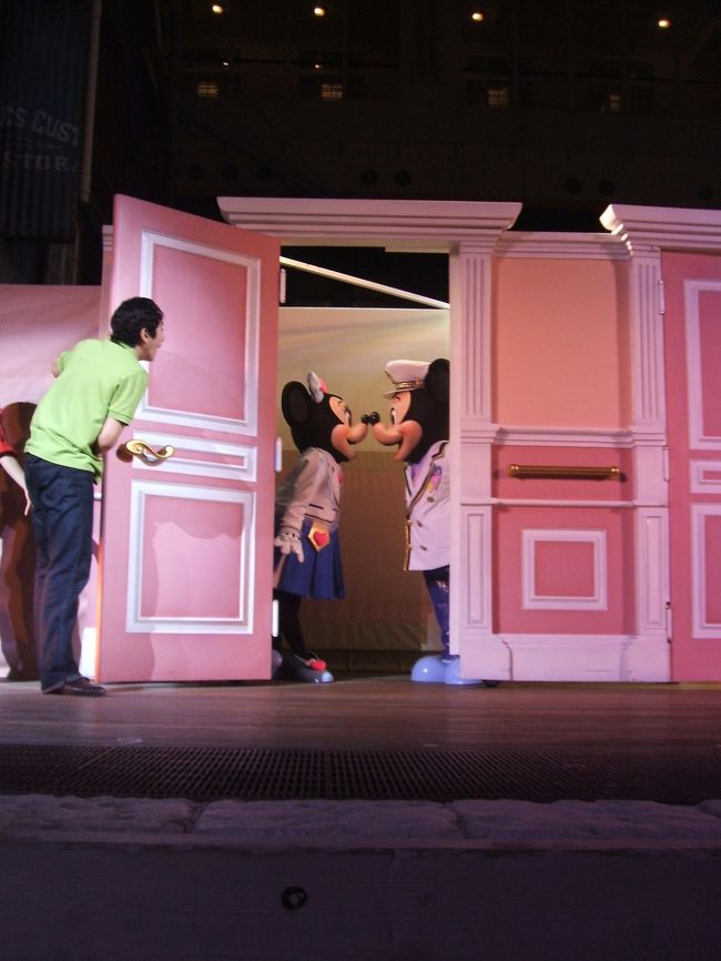 　元同期の友達も仕事が終わり合流してアトラクションなどを乗って楽しみ夕方からは、またショーを見ました。<br />　Ｓ・Ｓコロンビア号で開催されているショー「おーバー・ザ・ウエーブ」です。<br />　このショーはクルーズに出発した船にお母さんに会いに行く為に兄妹２人が忍び込んで起きる騒動を描いたショーで笑いあり、涙ありのショーです。<br />　この写真は、兄妹を探してる最中に激写？！したミッキー＆ミニーのキスシーンです。（笑）