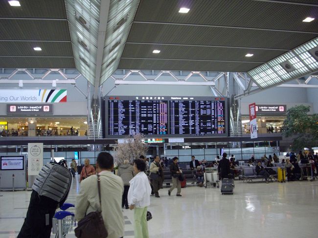 JL６４１便１０：００発台北行き。<br />成田空港です。<br />この段階では、この後のドタバタを全く頭にありません。<br /><br />個人手配でどうなるか、なんとかなるだろうと息子と話してました。