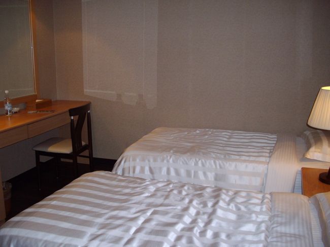 ツインですが、狭いです。しかし毎日清掃され清潔でした。<br /><br />フロントも日本語ＯＫです。<br />お湯の出も問題なし、ミネラルムオーター２本、お茶<br />お湯のポットあり、歯ブラシ、石鹸、シャンプー、Ｔ字髭剃り、くし、ドライヤーあり