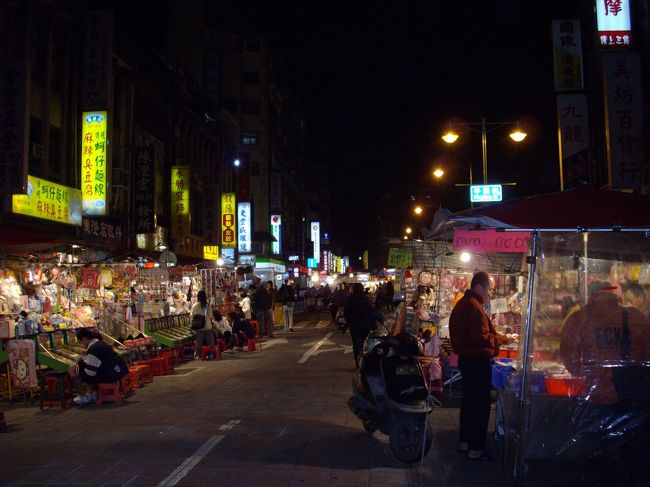 寧夏路夜市<br />こじんまりしていて良かったですね。<br /><br />徒歩で行く途中に警察官の方に地図を見せて<br />間違いがないか教えていただきました。<br /><br />「ここから2本目だと」多分そう言ったと思います。<br />2本目でした。<br /><br />餃子を購入３５元<br />うまい。