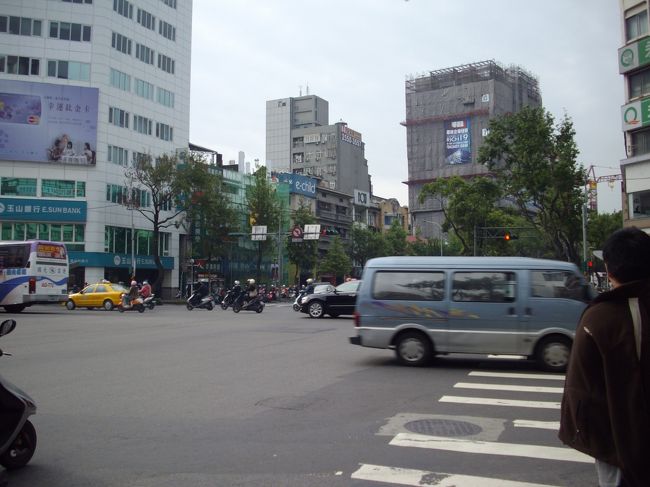 向い側警察署。中山駅に向かう交差点です。