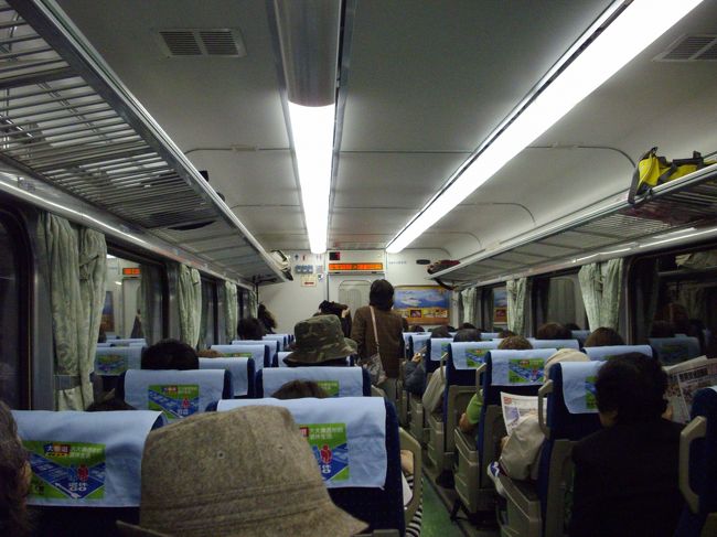 九分に向かう自強号。（1人８０元）<br /><br />トラベラーで教えていただいたように、メモに４月３日端芳、２張と書いて窓口へ、そしたら何とかと言ってましたが、多分何時発かと聞いていたんだと思いますが、<br />首をひねっていたら１０分後くらいの９：００発特急の券にしてくれました。<br /><br />何とか無事購入できました。