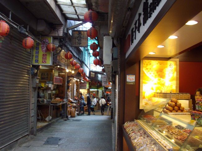 念願の九分です。<br />セブンイレブンの所から入ります。<br /><br />ツアーの方たちもたくさん来てました。