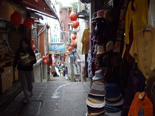 お土産店をあちこちと・・・。<br /><br />平日及び夜でないので観光客は少なめ、ゆっくり見て回れます。