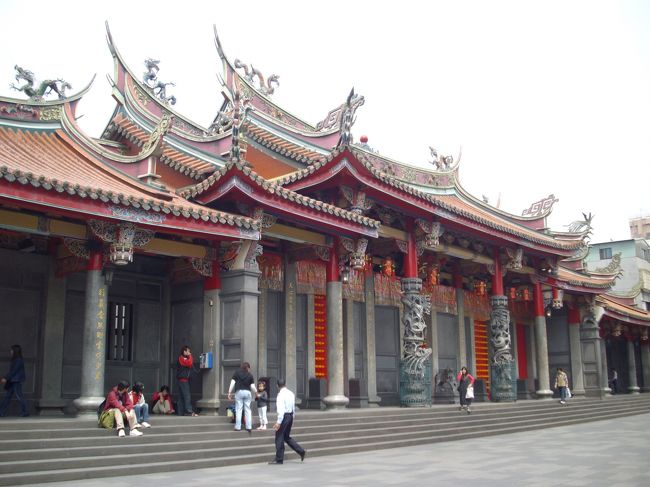 九分からいったんホテルに帰り、午後から行天宮に<br /><br />たくさんお参りしてました。