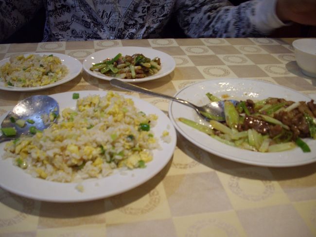 夕飯は、ガイドブックにあった梅子にてチャーハン、豚の角煮、酢豚、タンゴメン、ルーローハン、切干大根入り卵焼き、ビール、コーラ等（１２００元ぐらいだったか）<br /><br />切干大根入り卵焼き、歯ごたえがありとってもおいしいです。<br /><br />おいしかったです。写真付きメニューにて注文<br />日本語もＯＫです。