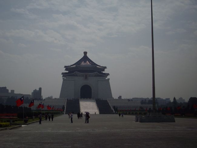 台湾の中学生か高校生の団体が大きな旗を振ったり、<br />鼓笛隊みたいな、吹奏楽等練習してました。<br /><br />