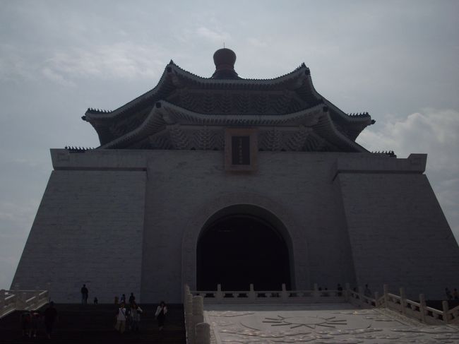 ツアー客にまじり説明を聞いてました