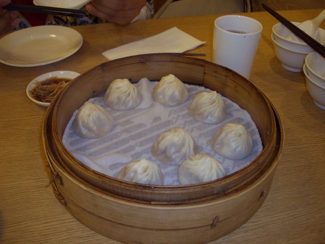 小籠包で有名なデイタイフオン<br /><br />今回の目的のひとつでもあったお店です。<br />いつも並んでいるというので、自由広場からタクシーで、（８０元）早めに１０：３０頃に行きましたのですぐ店内へ。（ｶｰﾄﾞは使えません）<br /><br />食べ終わって外に出た時並んでいました。