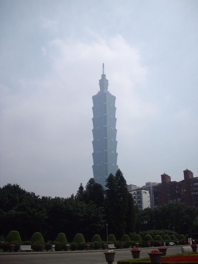 昼食後１０１へ<br /><br />デイエンタイホウからタクシーで（１３５元）<br /><br />息子は、俺は行きたくないと言う所、高所恐怖症なので上まで行ったのはいいが、景色は見れません。