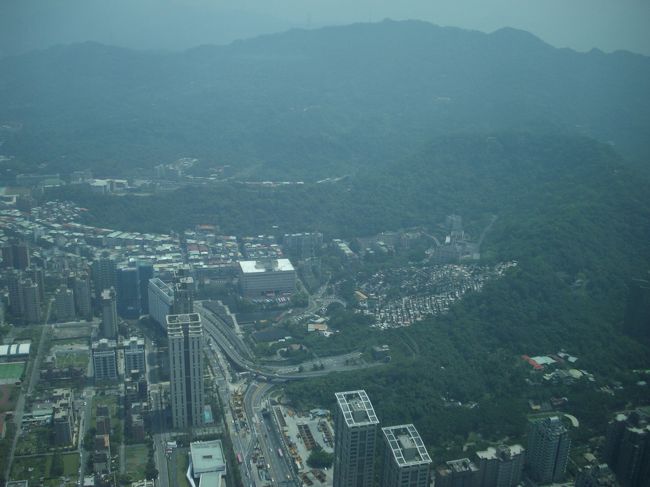 息子は、窓に近ずかずイスに座ってました。