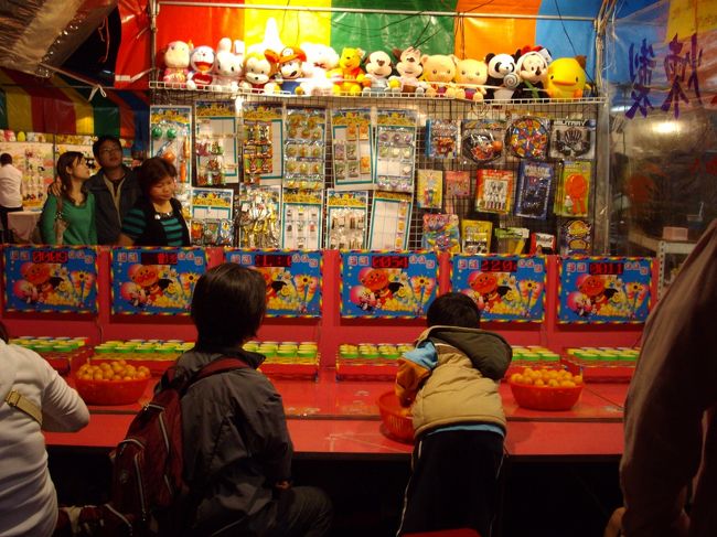 士林夜市へ。<br /><br />土日は混むと言われていたが、本当に人混みがすごい<br />なかなか動きません。見るどころではありません。<br /><br />輪投げに挑戦しましたがダメでした（100元）<br />